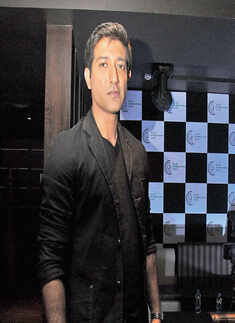 Celebs at a city nightclub