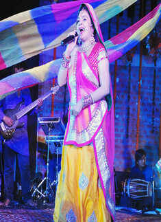 Holi celebration @ Dilli Haat