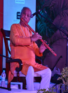 Hariprasad Chaurasiya performs