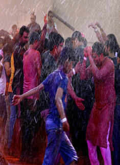 Bangaloreans makes a splash with Holi