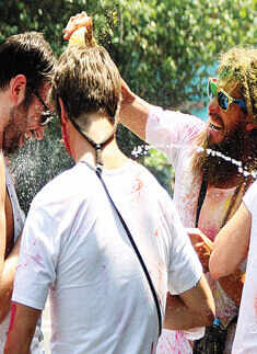 Foreign tourists play Holi!