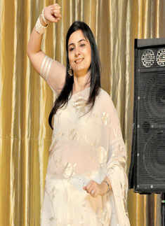 Neelam and Shunty hosts pre-Holi bash
