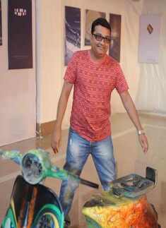 Ravi Jadhav inaugurates an exhibition