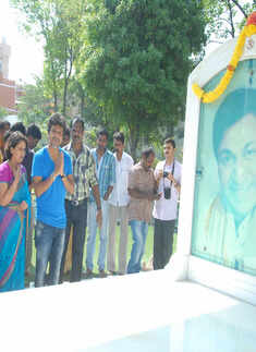 Shivarajkumar at Dr Rajkumar's Samadhi
