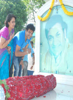 Shivarajkumar at Dr Rajkumar's Samadhi