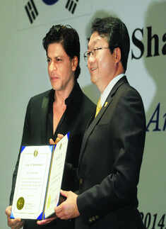 SRK at Korean ceremony
