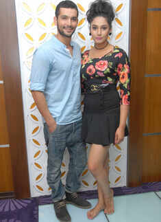 Diganth and Ragini get cosy @ press meet