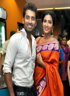 Ami Shudhu Cheyechi Tomay: Premiere