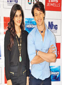 Heropanti stars at SRS Jewells outlet