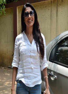 Aroni Taukhon: On the sets 