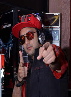 Party people groove to desi tunes at i-Bar