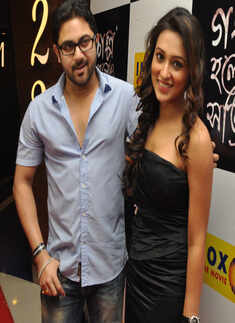 Golpo Holeo Shotti: Premiere