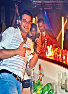 Sumit Chawla, Raveena party with friends