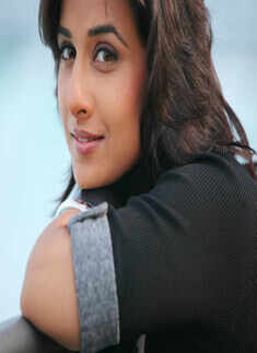 Vidya: Ravishing in black