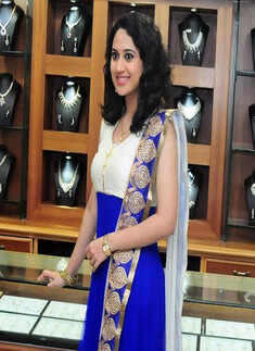 Miya at a jewellery event