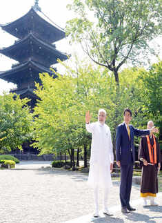 Narendra Modi visits Toji Temple