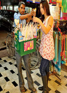 Shanti Dynamite trying chana zorgaram at Naveen Market in Kanpur