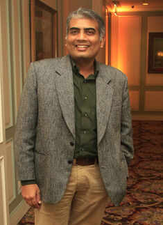 Golf enthusiasts have a ball