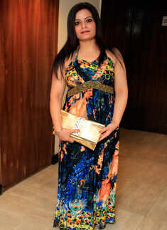 F1 enthusiasts cheer for Lewis Hamilton