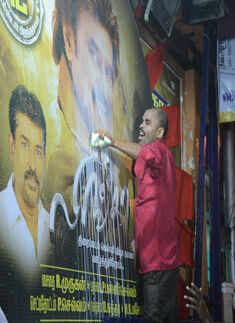 Lingaa&rsquo;s 1 am show @ Kasi theatre