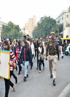Students freeze for Nirbhaya incident