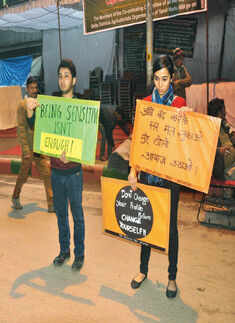 Students freeze for Nirbhaya incident