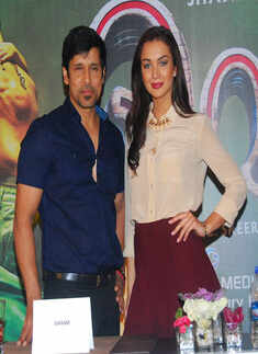 Vikram and Ami Jackson promote 'I' in Kochi