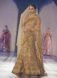 Lisa Haydon walks for Tarun Tahiliani