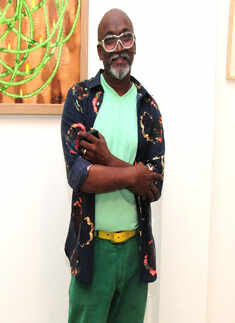 Art lovers under on roof