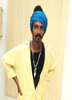 Art lovers under on roof