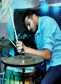 Neel and the Lightbulbs performs live