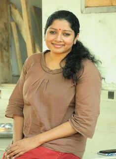 Anumol spotted at the set of Valiya Chirakulla Pakshikal