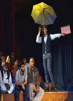 Makrand performs Sashtang Namaskar for Habib Tanvir