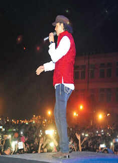 Mohit Chauhan performs at Sri Venkateswara College