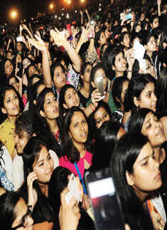 Mohit Chauhan performs at Sri Venkateswara College