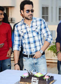 Emraan celebrates b'day with media