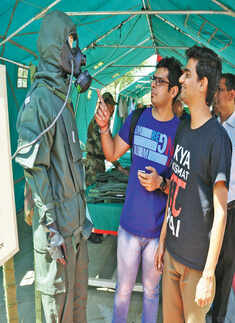 Noida students enjoy Army stunts