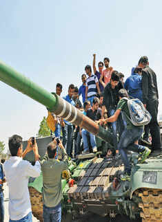 Noida students enjoy Army stunts
