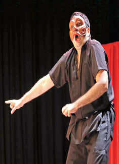 Ek ka dus: Actor wows Gurgaon with  10-man act