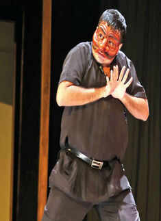 Ek ka dus: Actor wows Gurgaon with  10-man act