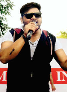 Raahgirs dance in style