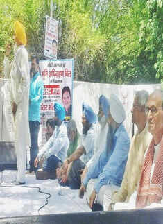 Farmer commits suicide at AAP rally