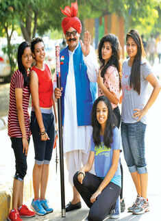 The &lsquo;traffic tau&rsquo; poses with Raahgirs  Photogallery - Times of India