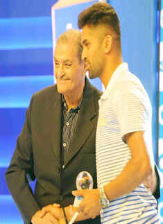 Crickter Vinay Kumar receives the Ceat special Photogallery - Times of India