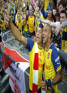 Arsenal's Alex Oxlade Chamberlain and Theo Walcott take a selfie