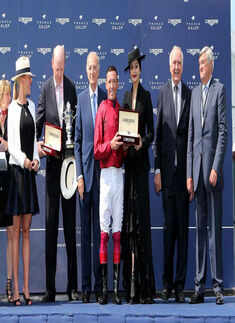 Aishwarya Rai Bachchan poses with others