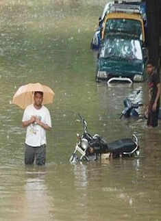 Heavy rainfall paralyses Mumbai