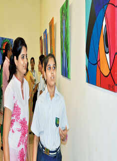 Sonali explaining her work to one of the guests