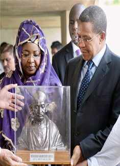 Jakaya Kikwete and his wife Salma receiving a memento