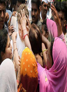 Congress Vice President Rahul Gandhi receiving greetings